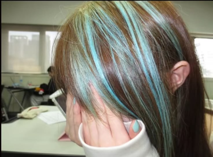 Mint green highlights and brown hair creating a “mint-chocolate” aesthetic.