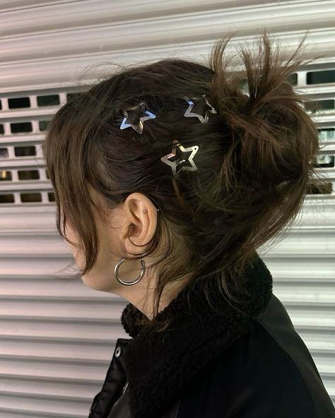 Star-shaped clips can come in all different colors. These are not just functional, but also decoration.