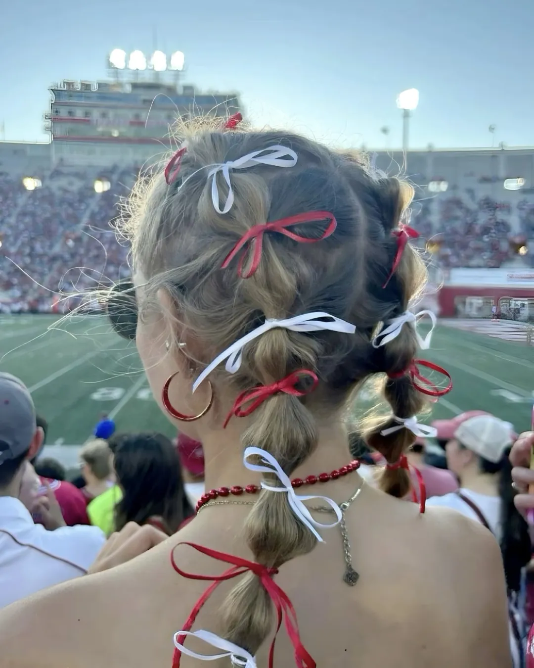 Ribbon ponytail in clay red for Roland-Garros styling