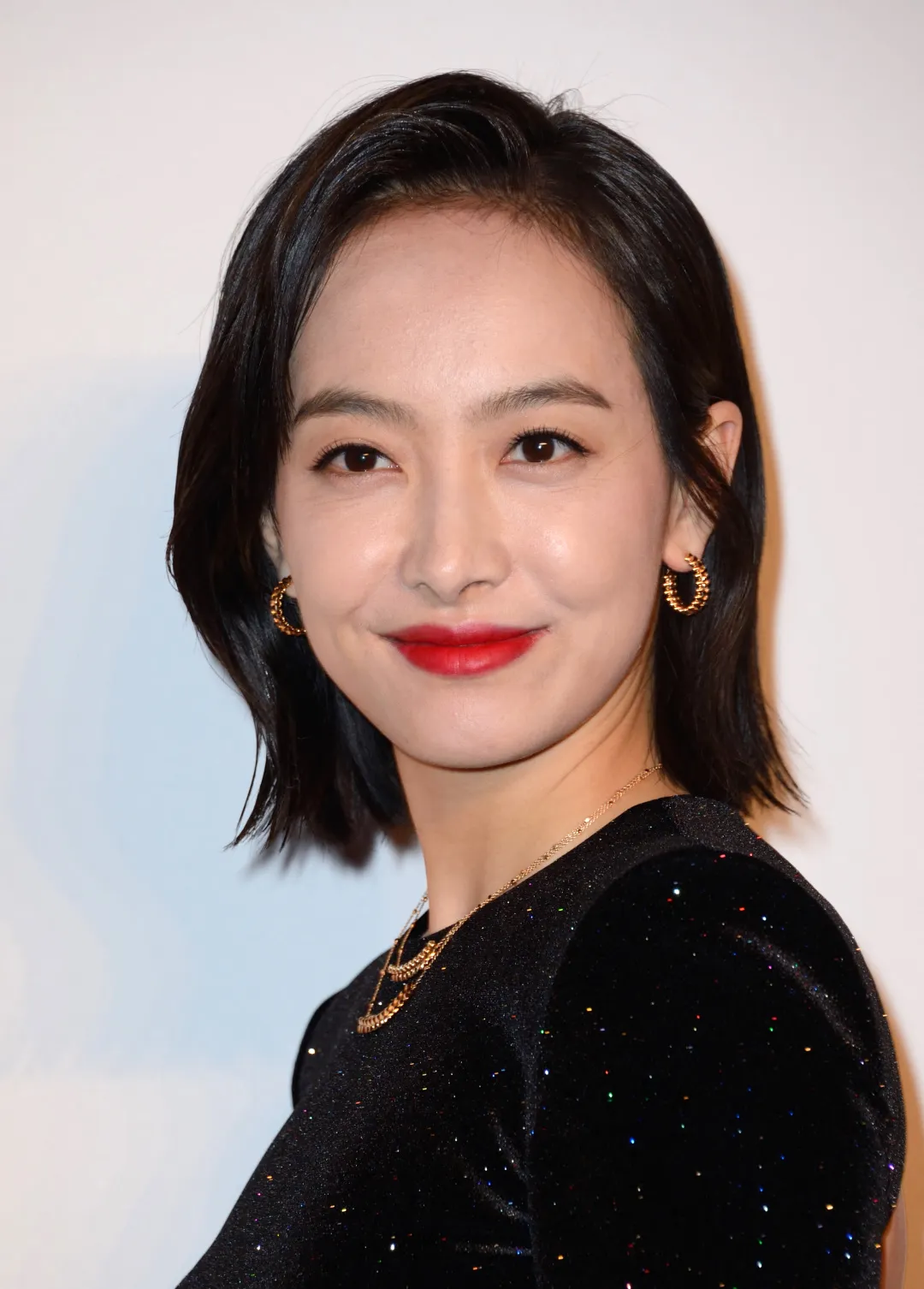 For fine, soft hair like Victoria Song’s, the wet-hair look can make the hair appear much thinner, so it’s important to keep volume at the roots.
